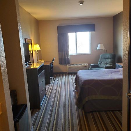 Super 8 By Wyndham Iola Ks Hotel Exterior photo