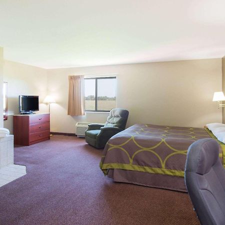 Super 8 By Wyndham Iola Ks Hotel Exterior photo